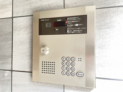 【エントランス】 | アイヒルズ美しが丘 | 防犯対策に有効なオートロック付きのエントランスです！一人暮らしの方も安心ですね♪