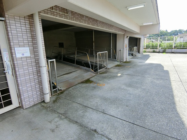 ベルヴィル福生の駐車場
