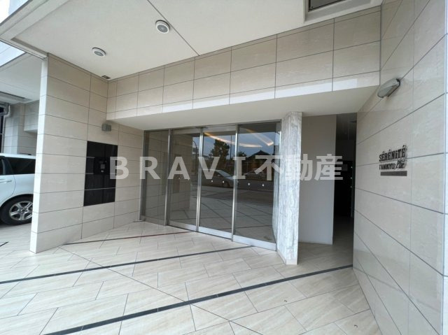 セレニテ谷九プリエ　BRAVI不動産のエントランス|【セレニテ谷九プリエ】落ち着いたエントランスです