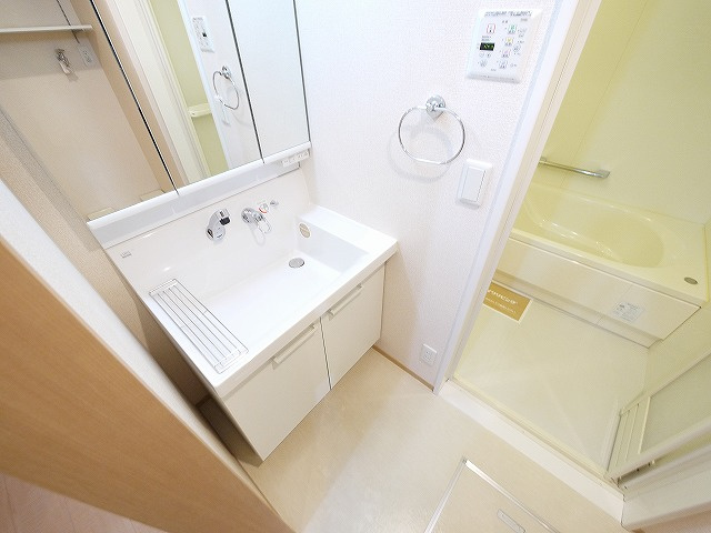 ヴィラ　ウェストⅡの独立洗面台|朝の身支度には欠かせない独立洗面化粧台