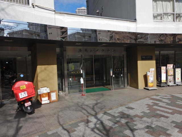 湯島ハイタウンA棟のエントランス