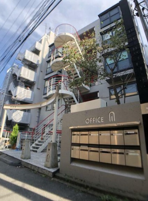 【外観】 | オフィス・アイ | 鉄筋コンクリート造のがっちりとした建物。