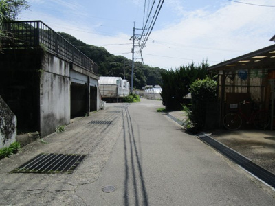 【前面道路含む現地写真】 | 高知市十津１丁目　売り土地　30坪 | 南の前面道路東向