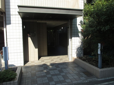 【エントランス】 | デルフィーノ上新庄 | 落ちついた外観にマッチしたエントランスです