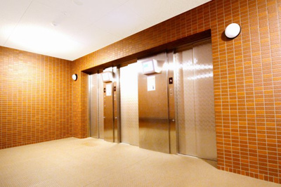 【その他共用部分】 | パデシオン京都大久保ザ・グランドレジデンス | エレベーターが3基あり順番待ちを気にせず利用出来ますね。防犯カメラも付いており、セキュリティも安心のマンションです。