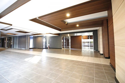 【エントランス】 | パデシオン京都大久保ザ・グランドレジデンス | 高級感のあるエントランスは広々としており、いつも綺麗に掃除が行き届いております。マンションは15階建ての高層マンションです。