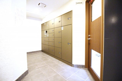 【その他共用部分】 | パデシオン京都大久保ザ・グランドレジデンス | 【宅配ボックス】エントランスにある《宅配ボックス》もうれしい設備。留守中でも安心して荷物を受け取れますね。