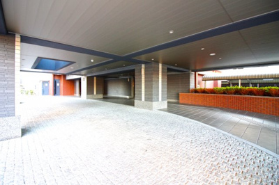 【その他共用部分】 | パデシオン京都大久保ザ・グランドレジデンス | バス停がマンションの目の前にあります。最寄り駅の近鉄『大久保駅』だけでなく、バスを利用すればＪＲや京阪にもアクセス出来ます！