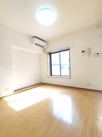 【洋室】 | 2階部分の南向きで明るいお部屋です。