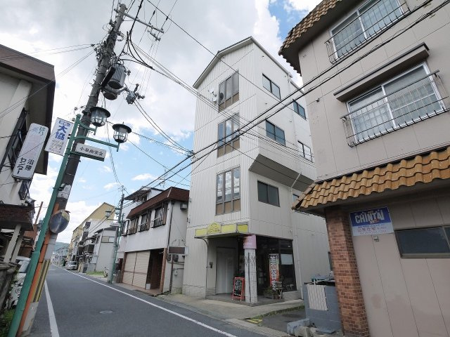 吉本小泉ビルの外観