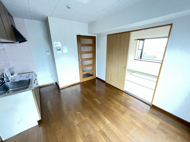 YRレジデンスの居間・リビング|別号室別間取りの参考写真です