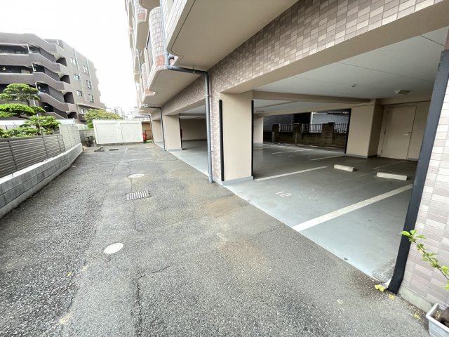 YRレジデンスの駐車場