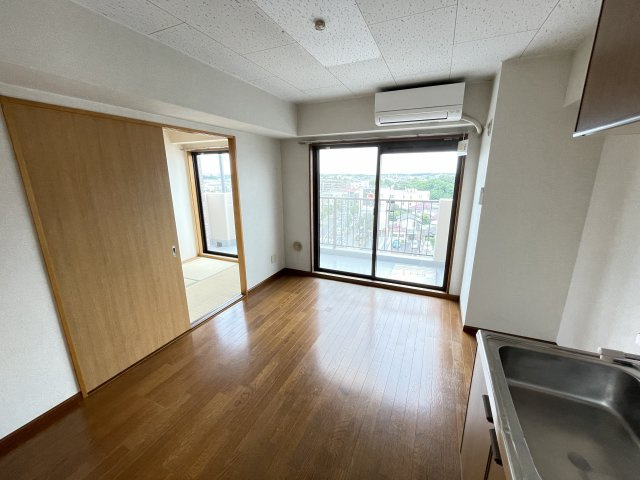 YRレジデンスの居間・リビング|別号室別間取りの参考写真です