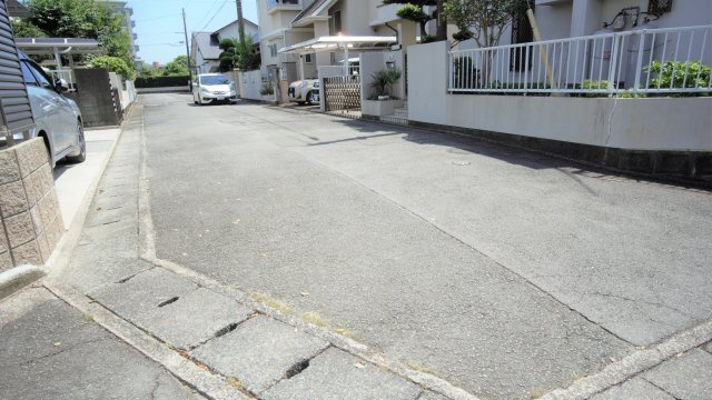 久留米市西町の中古一戸建の前面道路含む現地写真