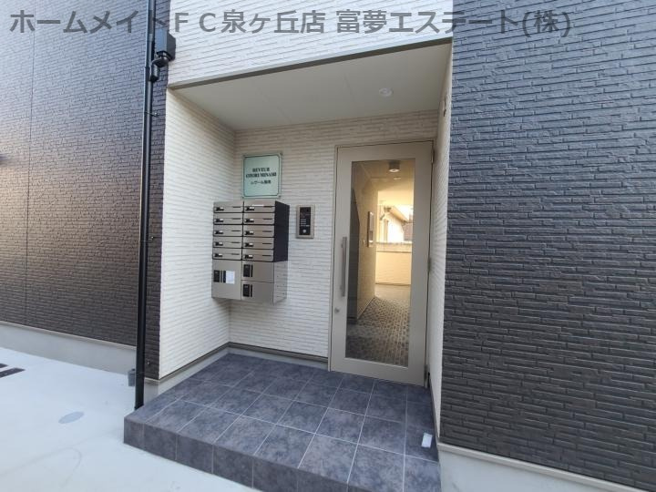 レヴール鳳南のエントランス