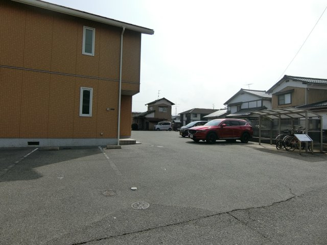 プレステージ東福原の駐車場