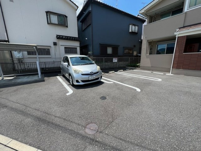 コンソラータの駐車場