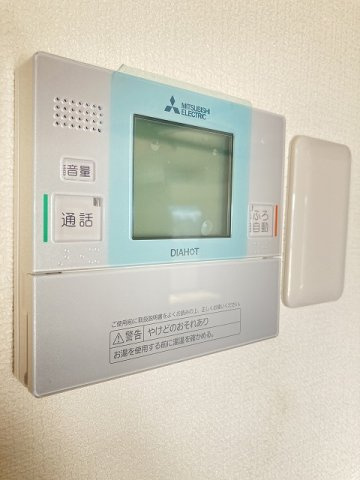 トレフォイルナカノブのキッチン|設備：給湯リモコン
写真は同間取り7階の参考写真です。