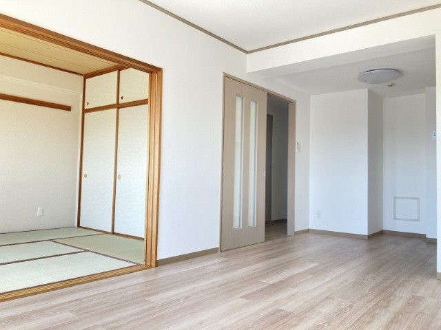 トレフォイルナカノブの居間・リビング|写真は同間取り7階の参考写真です。