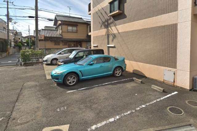 タボロッツァ羽衣の駐車場|車をお持ちの方に嬉しい駐車場付きの物件です