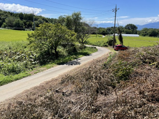 【外観】 | 進入路より高い土地です。車が止まっている辺りまでが敷地となります。