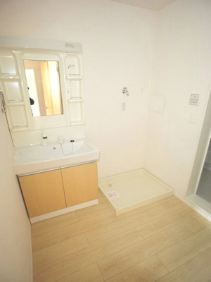 【独立洗面台】 | リバーサイドヴィラⅡ | 洗髪洗面化粧台と洗濯機置き場があります♪