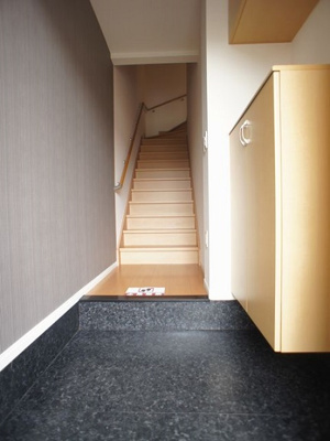 【玄関】 | リバーサイドヴィラⅡ | 1階玄関！たくさん収納できるシューズボックスが付いています♪