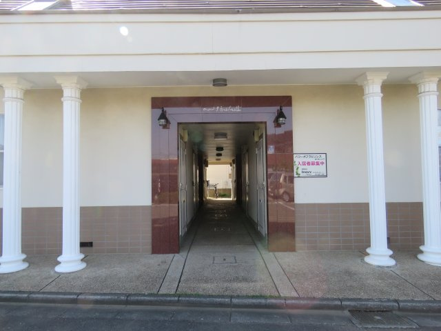 川越市大字的場のアパートのエントランス