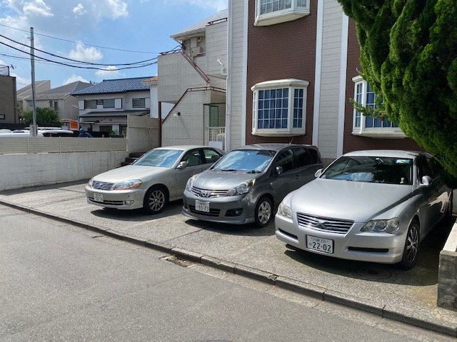 レオパレス前駐車場の外観