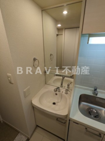 プレサンス谷町アルファ BRAVI不動産の独立洗面台|【プレサンス谷町アルファ】独立洗面台、小物を置くことができて便利です