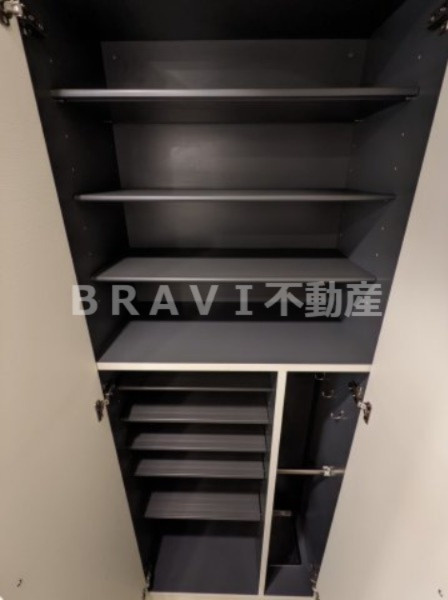 プレサンス谷町アルファ BRAVI不動産の玄関|【プレサンス谷町アルファ】収納もある玄関です