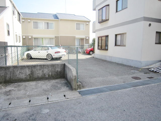 メゾン長尾の駐車場