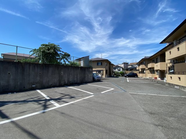 聖ソレアードA棟の駐車場