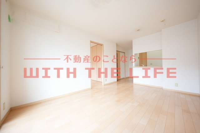 サンライズ北野C棟【キャッシュバック対象物件】の居間・リビング|こちらのリビングで趣味の時間をお楽しみください