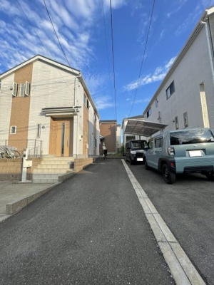 【前面道路含む現地写真】 | 船橋市小室町中古戸建 | 車が3台分は置けるゆったりスペースになっています