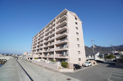 【外観】 | サンシティ天応南（西海岸リノベーション） | 【耐震性】
耐震性の高さを判断するポイントは、
建築確認申請日が1981年6月1日以降の
新耐震基準に適合しているかどうか。
震度６程度の大地震でも
建物が崩壊しないレベルが基準になりました。