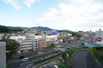 【展望】 | ダイアパレス落合（リノベ済） | 【眺望】
高陽中央通りが目の前にあり、
山々より四季をダイレクトに楽しめるところも魅力の一つです。
花を咲かせたり、紅葉したりと季節が変わるごとにさまざまな姿を見せてくれます。