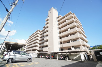 【外観】 | ダイアパレス落合（リノベ済） | 【耐震性】
耐震性の高さを判断するポイントは、
建築確認申請日が1981年6月1日以降の
新耐震基準に適合しているかどうか。
震度６程度の大地震でも
建物が崩壊しないレベルが基準になりました。