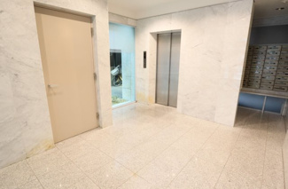 【その他共用部分】 | 外と内をつなぐエントランスは、まさに顔となる場所。明るく清潔感のある雰囲気を醸し出し、お住まいの方を心地よくお迎えします♪