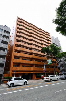 【外観】 | 祇園駅から上がってすぐ、博多駅までも徒歩10分でアクセスできる好立地です。ショッピングが気軽に楽しめますし、日々の生活もとても便利なエリアです