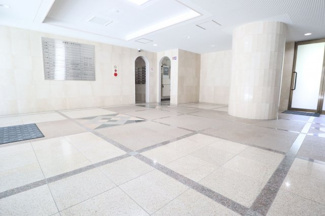 【エントランス】 | 外と内をつなぐエントランスは、まさに顔となる場所。格調高い雰囲気を漂わせて上質な空間を作り出します