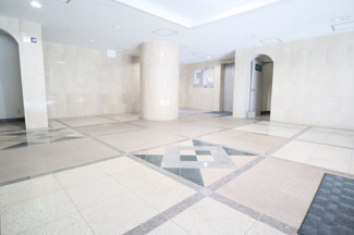 【エントランス】 | 優美な雰囲気を醸し出し、お住まいの方を心地よくお迎えします♪