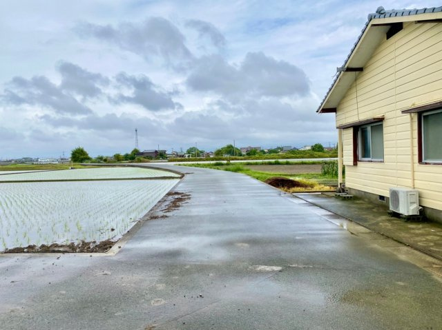 柳川市東蒲池の中古一戸建の前面道路含む現地写真
