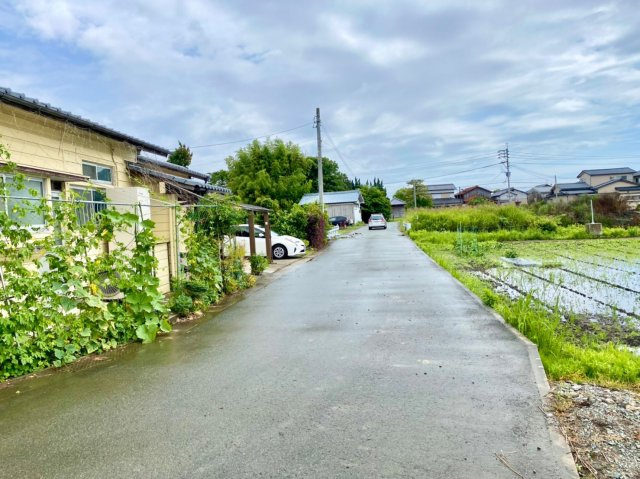 柳川市東蒲池の中古一戸建の前面道路含む現地写真