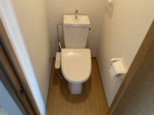 半田コーポのトイレ|落ち着いたトイレです
