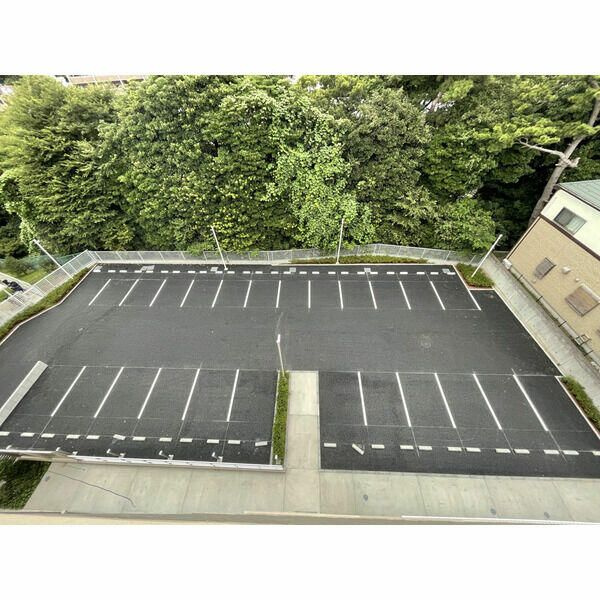 エストレヤの駐車場