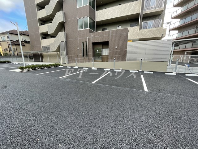 エストレヤの駐車場