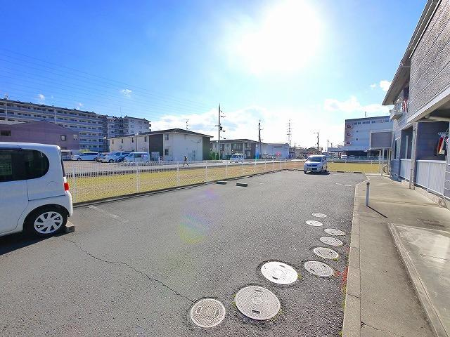 エステートピア二階堂の駐車場|駐車場があるので、車を買う予定の方も安心です
