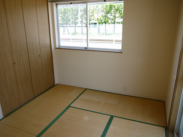 エステートピア二階堂の和室|大きなものも収納できそうな押入れです