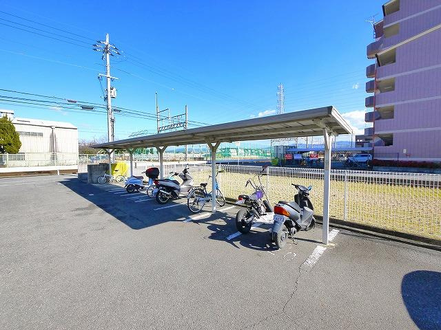 エステートピア二階堂のその他共用部分|自転車置き場が設置されています。